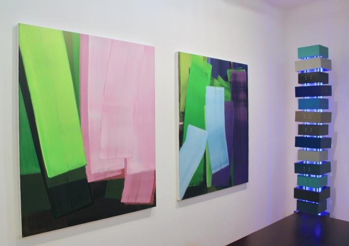 Holger Fitterer, Kasmin / Sakuhn, 2020, Acryl auf Leinwand, je 110 x 90 cm, Ausstellungsansicht seitlich