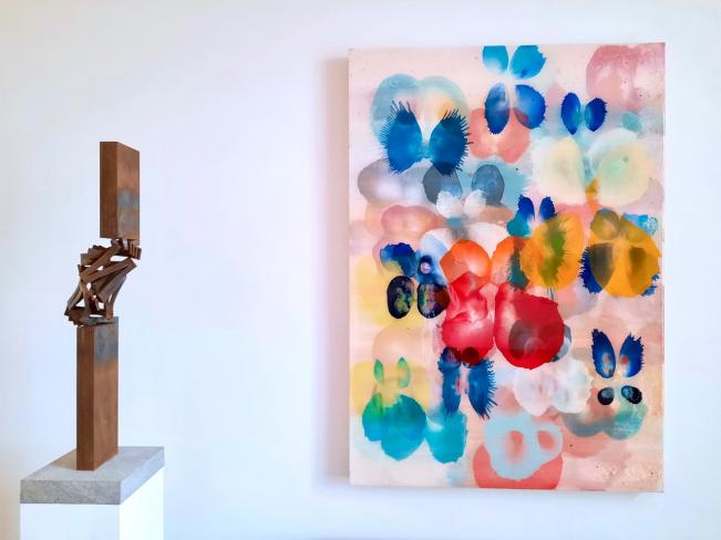 Jürgen Jansen, 25 years, 2021, Öl und Harze auf Holz, 125 x 85 cm, Ausstellungsansicht mit Thomas Röthel