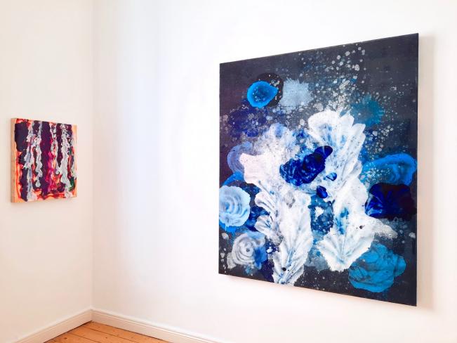Jürgen Jansen, moon child, 2021, 60 x 50 cm und I'm heart, 2021, 170 x 120 cm, Ausstellungsansicht