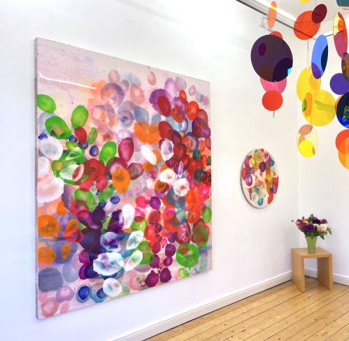 Jürgen Jansen, chloe I, 2024, Öl und Harze auf Holz, 200 x 170 cm, und bobby mcgee, 2024, Dm 75 cm, Ausstellungsansicht Galerie Corona Unger