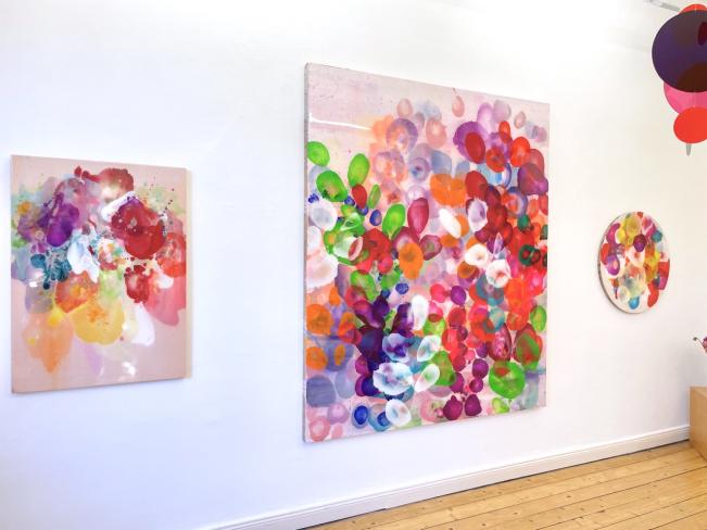 Jürgen Jansen, kiss and make up I, 2025, und chloe I, 2024, 200 x 170 cm, und bobby mcgee 2024, Dm 75 cm, jeweils Öl und Harze auf Holz, Ausstellungsansicht Galerie Corona Unger
