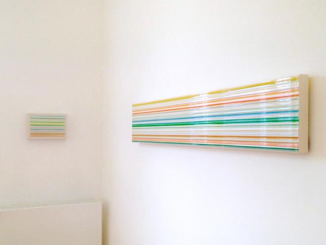 Katrin Heesch, Bild 152+68, 2008/2015, Pigmente und Latex auf Leinwand, 30 x 160 cm, Ausstellungsansicht im Sonnenlicht