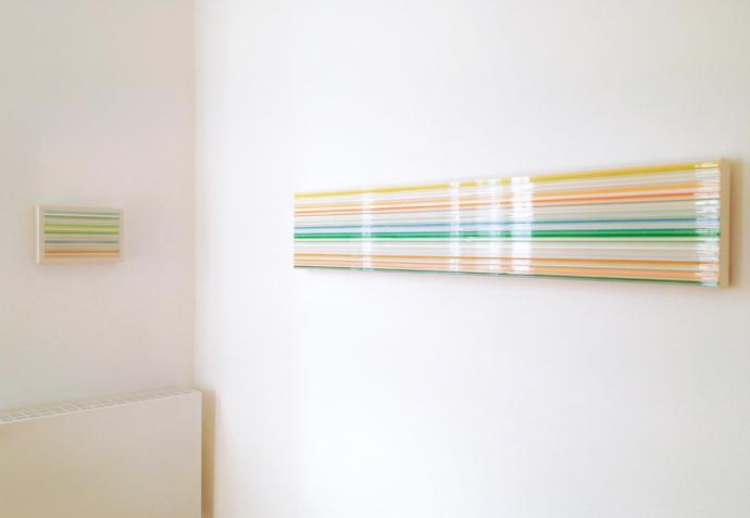 Katrin Heesch, Bild 152+68, 2008/2015, Pigmente und Latex auf Leinwand, 30 x 160 cm, Ausstellungsansicht mit Sonnenlicht