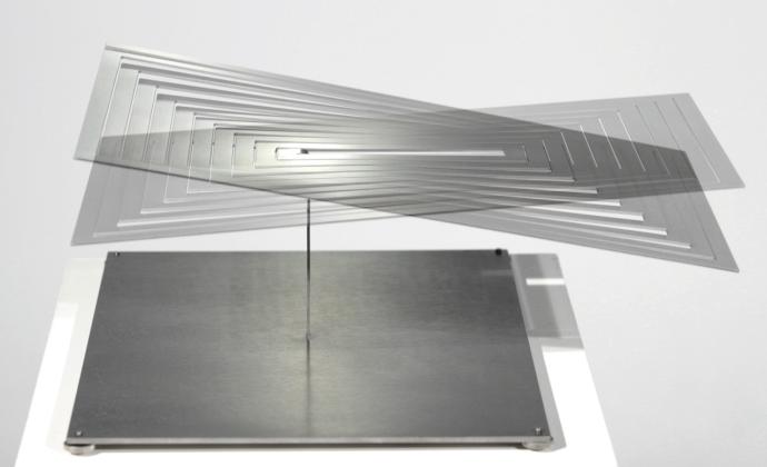 Martin Willing, Bewegte Fläche horizontal, 2016/2024, Titan, wasserstahlgeschnitten, vorgespannt auf justierbarer Titan-Platte, Höhe 12 cm, Länge 36 cm, Breite 36 cm, Doppelbelichtung