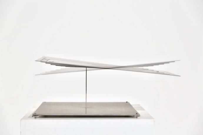 Martin Willing, Bewegte Fläche horizontal, 2016/2024, Titan, wasserstahlgeschnitten, vorgespannt auf justierbarer Titan-Platte, Höhe 12 cm, Länge 36 cm, Breite 36 cm, Doppelbelichtung