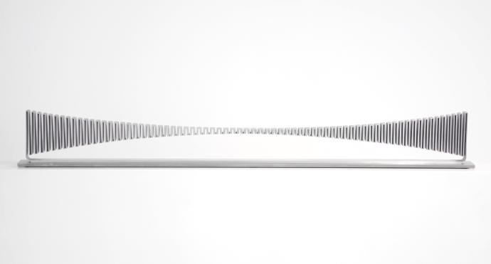 Martin Willing, Brücke II, wechselseitig eingeschnitten, durchschwingend, Duraluminium, mit Vorspannung aus Block geschnitten, auf Edelstahlplatte, Höhe 14 cm, Breite 12 m, Tiefe 8 cm