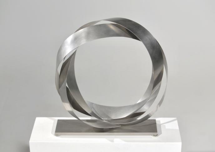 Martin Willing, Kleeblattfaltung, Chrom-Nickel-Federband, gelasert, gebogen, vorgespannt auf justierbarer Edelstahlplatte, Ex 3/8, Dm 35 cm