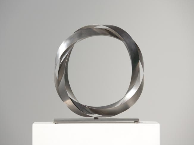 Martin Willing, Kleeblattfaltung, Chrom-Nickel-Federband, gelasert, gebogen, vorgespannt auf justierbarer Edelstahlplatte, Ex 3/8, Dm 35 cm