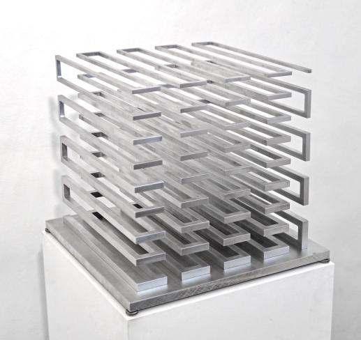 Martin Willing, Konischer Stab, schlangenförmig zum Kubus geschichtet, 2022/2023, Ex. 2/8, Duraluminium gefräst, geschweisst, vorgespannt, 35 x 33 x 33 cm