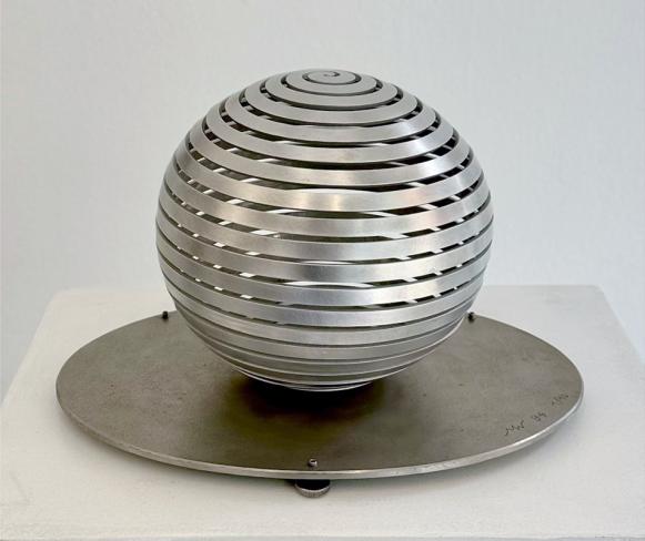 Martin Willing, Kugel, Duraluminium, lasergeschnitten, gebogen, vorgespannt auf ovaler Edelstahlplatte, Ex. 1/10, Höhe 19 cm, Länge 30 cm, Breite 20 cm