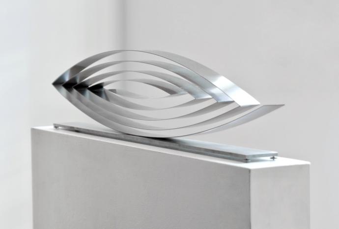 Martin Willing, Schaukler groß, Chrom-Nickel-Federband, gebogen, laser geschweisst, vorgespannt auf Edelstahlplatte, Höhe 21 cm, Breite 11 m, Tiefe 8 cm