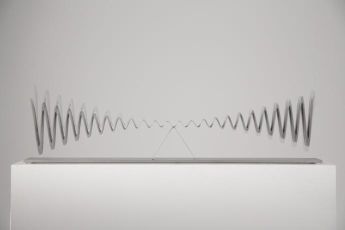 Martin Willing, Wellen-Doppelschwinger, Duraluminium, mit Vorspannung aus Block geschnitten, Edelstahlplatte, Ex. 7/8, Höhe 21 cm, Breite 94 cm, Doppelbelichtung