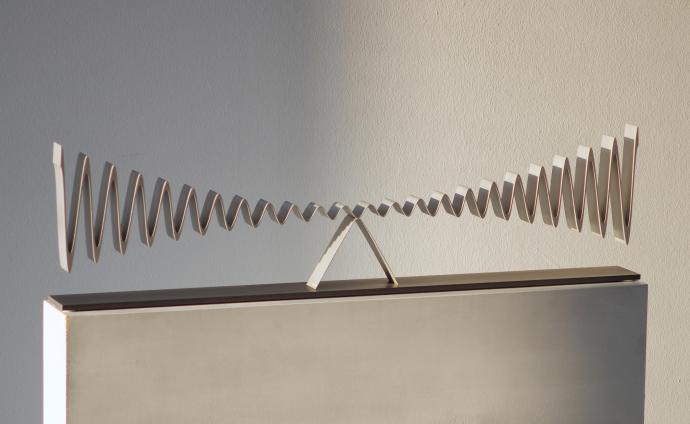 Martin Willing, Wellen-Doppelschwinger, Duraluminium mit Vorspannung aus Block geschnitten, Edelstahlplatte, Ex 7/8, Höhe 21 cm, Breite 94 cm