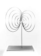Martin Willing, Orbital, Chrom-Nickel-Federstahldraht, gebogen, vorgespannt, auf Edelstahlplatte, Höhe 63 cm