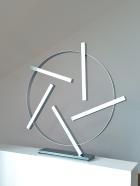 Martin Willing, Ring mit Stäben um Fünfeck, Duraluminium mit Vorspannung aus Block geschnitten, gestrahlt, auf Edelstahlplatte, Höhe 61 cm, Dm 50 cm