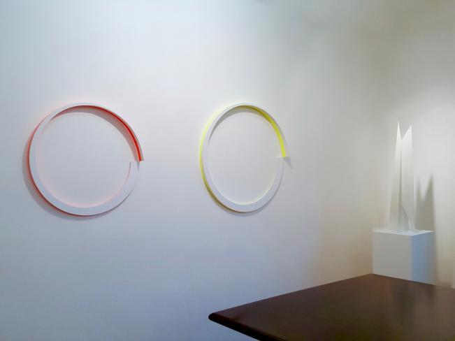 Michael Post, Zwei Kreistetraeder, 2018, Acryl auf Holz, ∅ 56 cm und 71 cm, Ausstellungsansicht