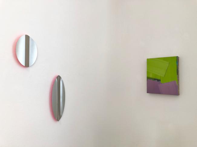 Michael Post, zwei Wandstücke, Acryl auf poliertem Stahl, Länge 21 cm und 34 cm