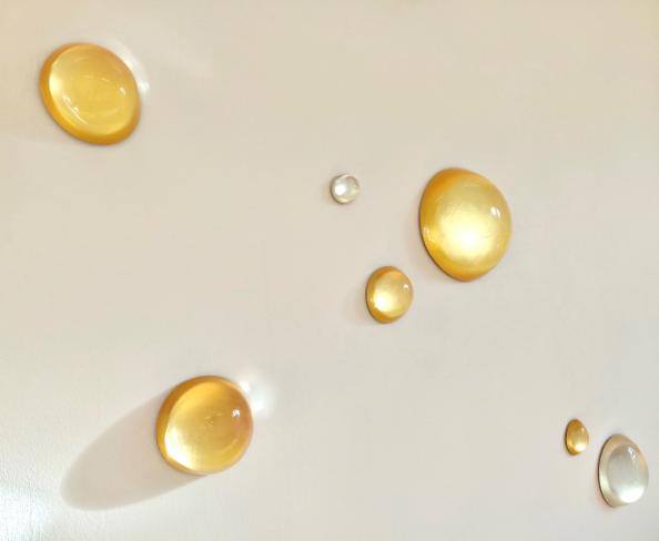 Diederik Storms, Drops of Gold - 7 Wandobjekte, Galerie Corona Unger