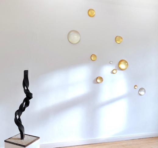 Diederik Storms, Drops of Gold - Installation Galerie Corona Unger (mit Stahlskulptur von Thomas Röthel)