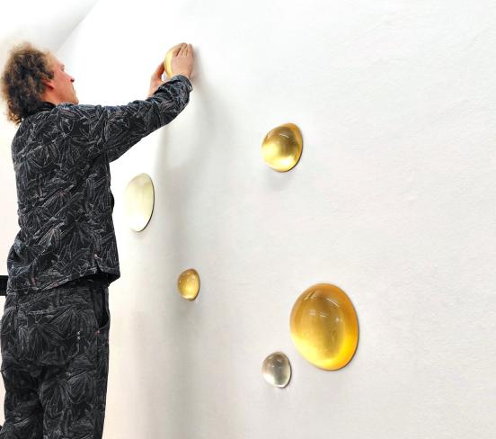 Diederik Storms, Drops of Gold - Diederik Storms beim Ausstellungsaufbau, Galerie Corona Unger