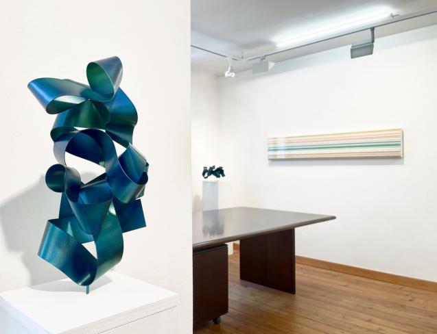 Hans Schüle, aus der Werkgruppe "Loops", 2023, Lack auf Stahl, 36 x 25 x 20 cm, Ausstellungsansicht