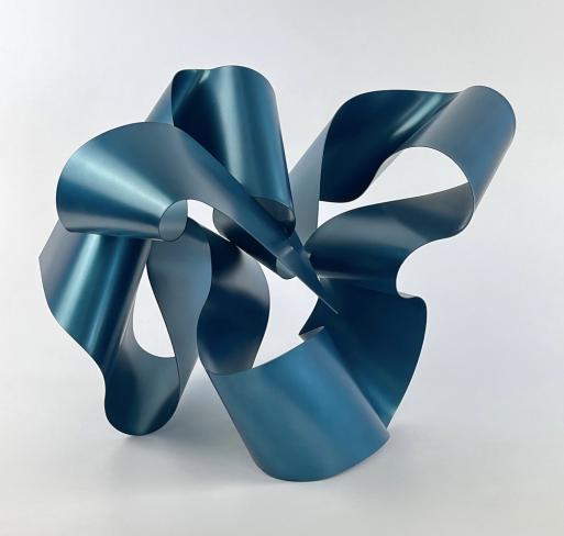 Hans Schüle, aus der Werkgruppe "Loops", 2023, Lack auf Stahl, 38 x 52 x 44 cm