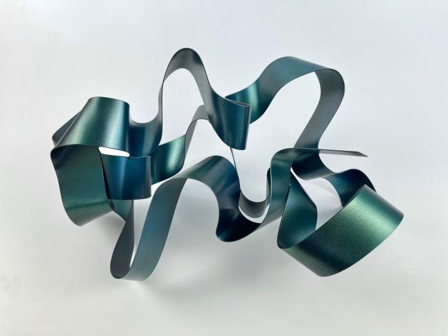 Hans Schüle, aus der Werkgruppe "Loops", 2023, Lack auf Stahl, 42 x 30 x 19 cm