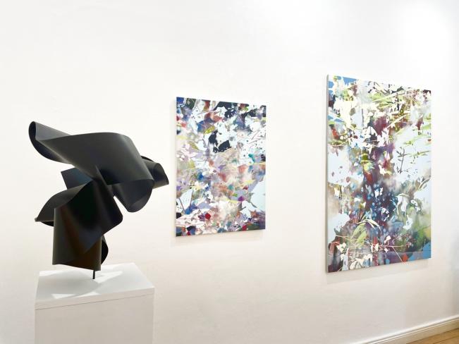 Hans Schüle, aus der Werkgruppe "Loops", 2023, Lack auf Stahl, 45 x 48 x 39 cm, Ausstellungsansicht
