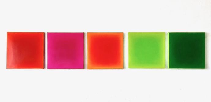 YeunHi Kim, Blumenwiese, 2024, geschliffene Lasuren, Pigmente auf Reispapier auf Holz, je 30 x 30 cm