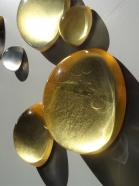 Diederik Storms, Drops of Gold, 2025, Acrylglas, Ausstellungsansicht (Detail)