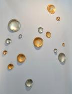 Diederik Storms, Drops of Gold, 2025, Acrylglas, Ausstellungsansicht
