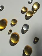 Diederik Storms, Drops of Gold, 2025, Acrylglas, Ausstellungsansicht