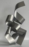 Hans Schüle, Loops, 2023, Lack auf Stahl, 44 x 22 x 22 cm