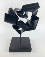 Hans Schüle, aus der Werkgruppe "Loops", 2023, Lack auf Stahl, 45 x 48 x 39 cm