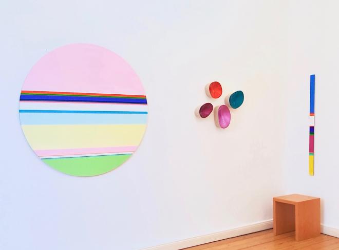 Nicholas Bodde, Circle, 2021, Öl und Acryl auf Leinwand, Dm 120 cm, Ausstellungsansicht mit Willi Siber