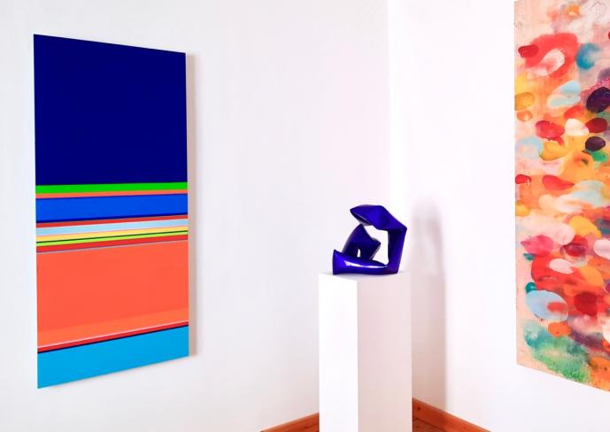 Nicholas Bodde, Vertical, 2021, Öl und Acryl auf Aluminium, 140 x 60 cm, Ausstellungsansicht (mit Willi Siber)