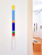 Nicholas Bodde, No. 1388 Slim Vertical, 2019, Öl und Acryl auf Aluminium, 125 x 7 cm, Ausstellungsansicht Galerie Corona Unger