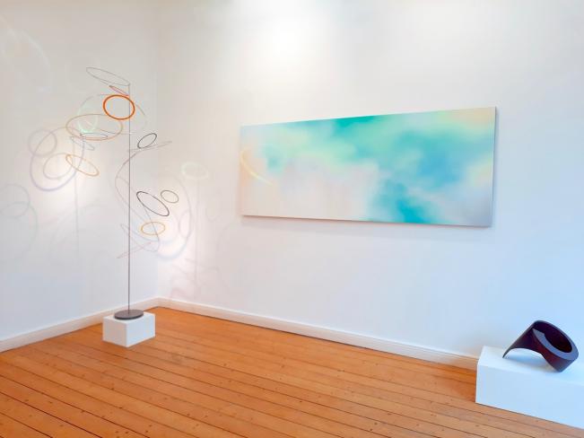 Paola Neumann, 2018-04, Öl und Acryl auf Leinwand, 85 x 225 cm, Ausstellungsansicht mit Rosali Schweizer und Rüdiger Seidt