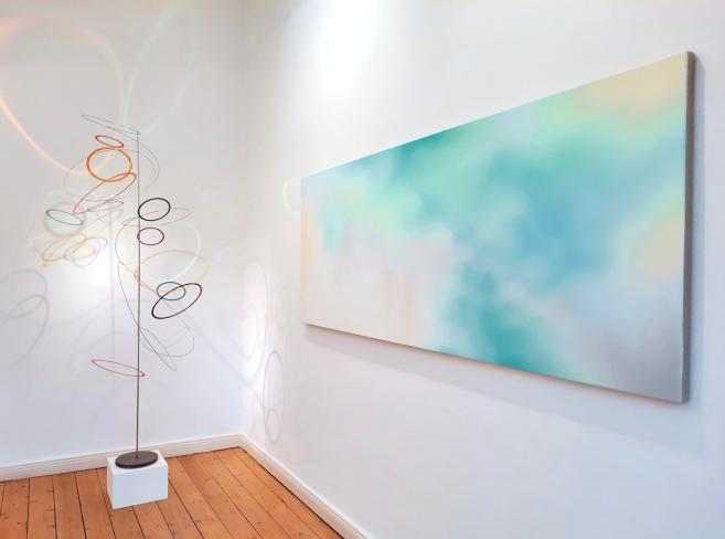 Paola Neumann, 2018-04, Öl und Acryl auf Leinwand, 85 x 225 cm, Ausstellungsansicht mit Rosali Schweizer