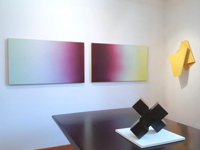 Paola Neumann, mauve / Einbruch, 2009, Öl und Acryl auf Leinwand, je 65 x 110 cm, Ausstellungsansicht mit Dirk Rathke und Stephan Siebers