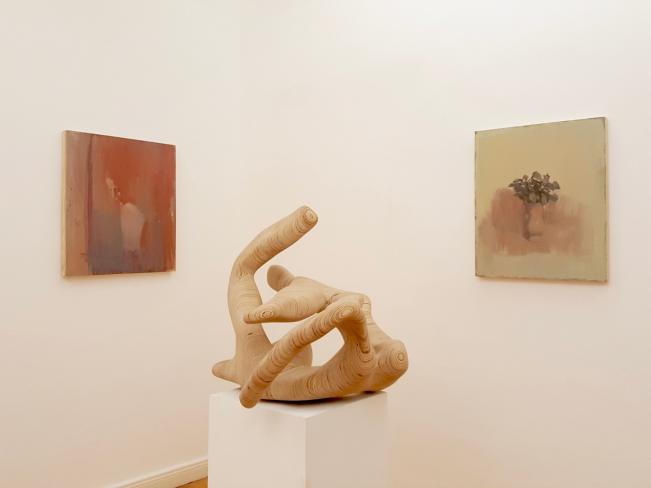 Peter Dörflinger, o. T., 2014, Birkensperrholz, 67 x 75 x 55 cm, Ausstellungsansicht mit Fernando X. Gonzalez Galerie Corona Unger