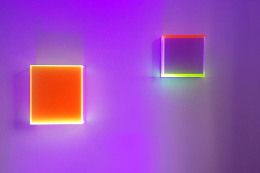 Regine Schumann Vier Colormirrors 2016 2018 Fluoreszierendes Acrylglas A 18 x 18 x 15 cm B 40 x 35 x 15 cm C 29 x 29 x 11 cm D 63 x 9 x 23 cm2