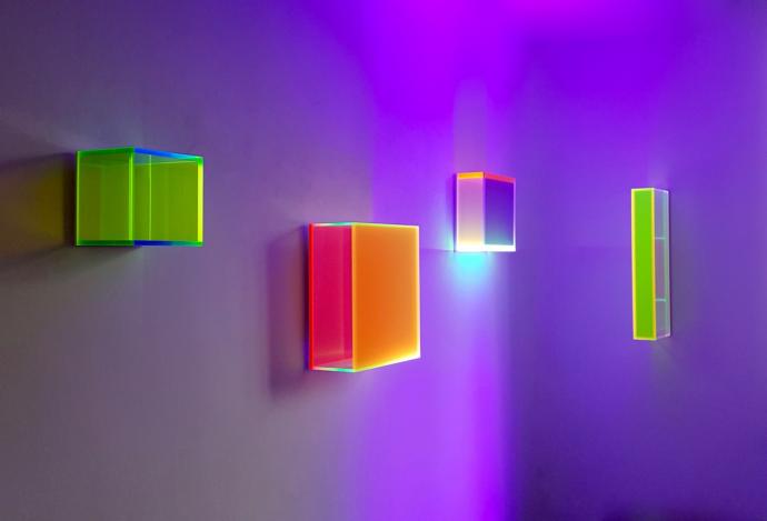 Regine Schumann, Vier Colormirrors, 2016-2018, Fluoreszierendes Acrylglas, A) 18 x 18 x 15 cm, B) 40 x 35 x 15 cm, C) verkauft, D) 63 x 9 x 23 cm, Ausstellungsansicht von links