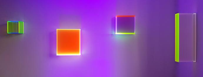 Regine Schumann, Vier Colormirrors, 2016-2018, Fluoreszierendes Acrylglas, A) 18 x 18 x 15 cm, B) 40 x 35 x 15 cm, C) verkauft, D) 63 x 9 x 23 cm