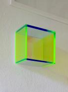 Regine Schumann, color rainbow gent green, 2017, fluoreszierendes Acrylglas, 18 x 18 x 15 cm