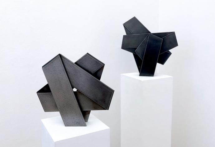 Robert Krainhöfner, Bandrelief IV und VI, 4 fach gefaltet, 2019, Bandstahl 8 mm, Höhe 35 cm und 29 cm