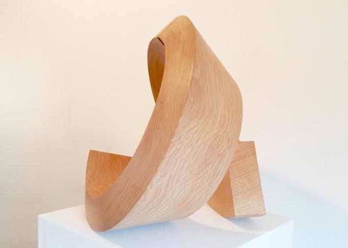 Robert Krainhöfner, Doppelring 90° verdreht, 2018, Eschenholz, Höhe 54 cm