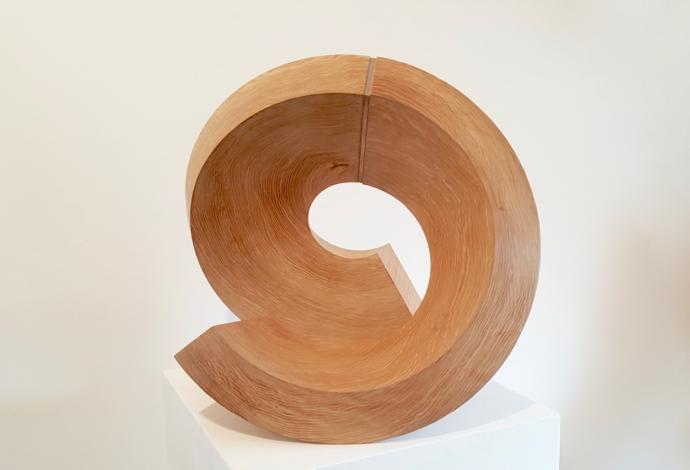 Robert Krainhöfner, Doppelring 90° verdreht, 2018, Eschenholz, Höhe 54 cm