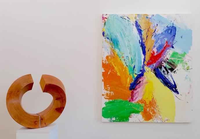 Robert Krainhöfner, Quadratring 90° offen, Erlenholz gedreht, Höhe 51 cm, Ausstellungsansicht mit Nicholas Bodde