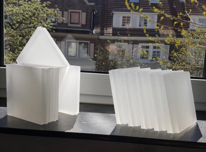 Robert Krainhöfner, Versetzung II, 9 fach gefaltet, 2015, rechts: Verschiebung 9 fach gefaltet, 2015, Acrylglas 1.5 cm, Höhe 22 cm und 15 cm